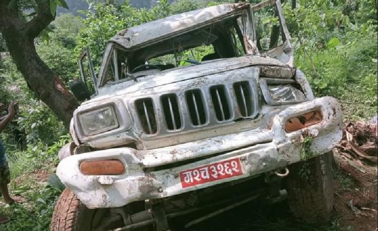 सडकदेखि ४०० मिटर तल जीप खस्दा एकको मृत्यु, सात जना घाइते