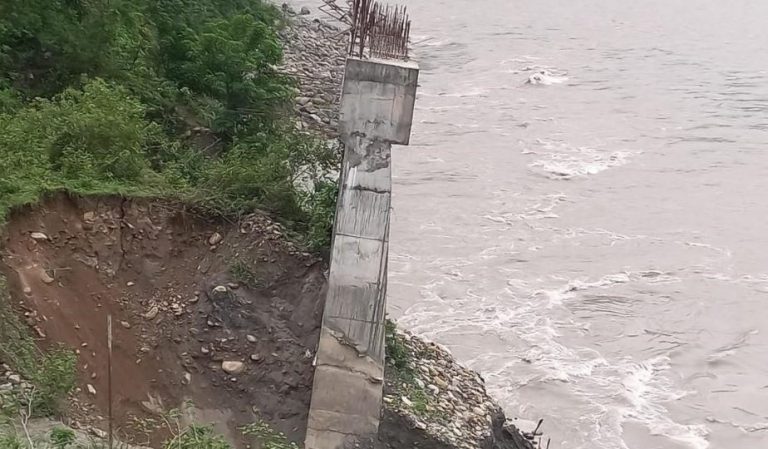 पप्पु जेभीको ठेक्कामा ५० करोड १४ लाखमा बनेकाे पक्कीपुल वर्षा अघि नै बाङ्गियो