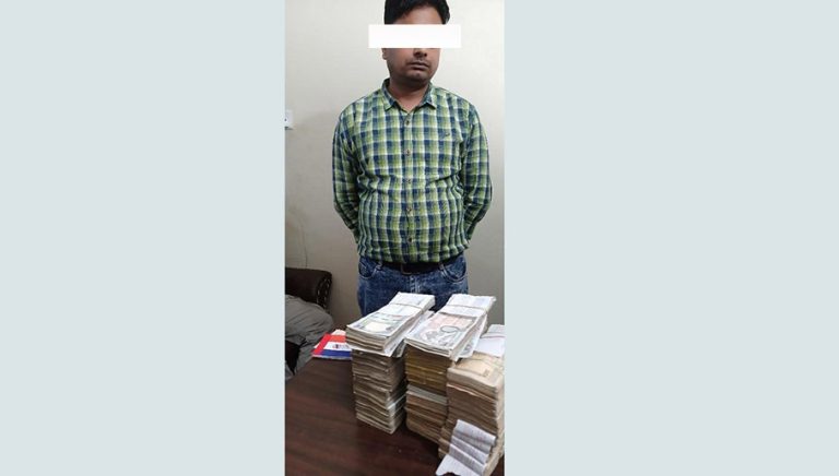 स्रोत नखुलेको २० लाख बढी रुपैयाँसहित एक भारतीय पक्राउ
