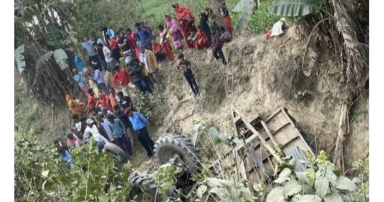 आँप बोकेको ट्याक्टर पल्टिँदा दुई जनाको मृत्यु, २२ जना घाइते