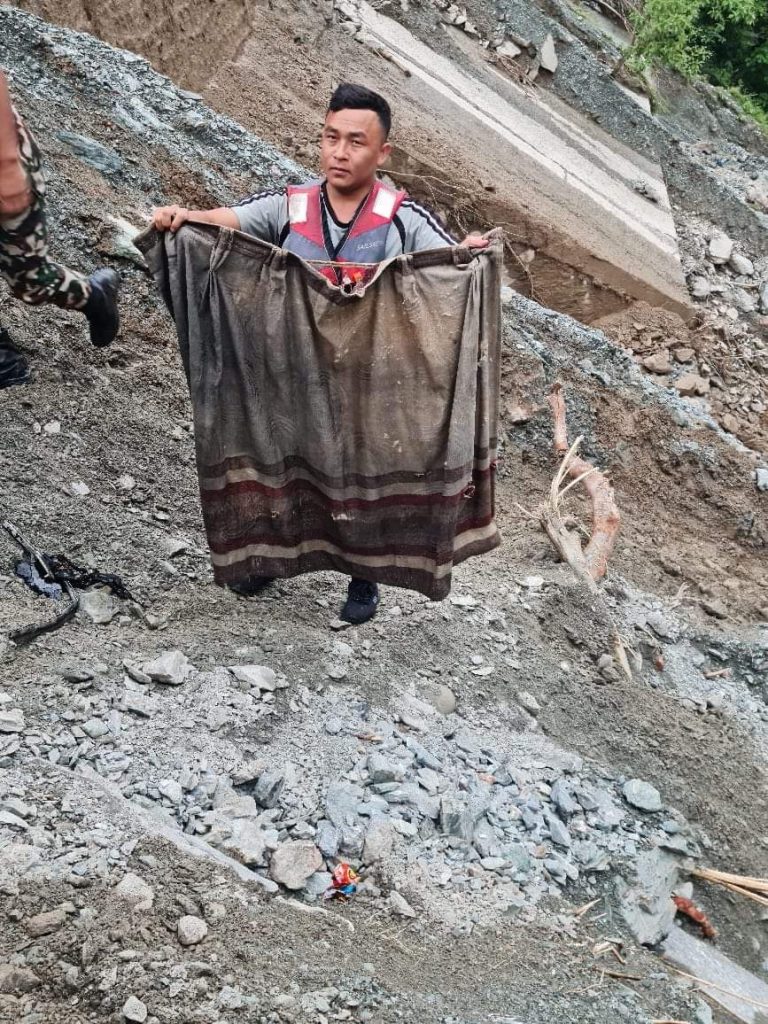 बच्चाको ट्र्याक सुट र पर्दा भेटीयाे तर भेटिएन यात्रु सहितकाे बस