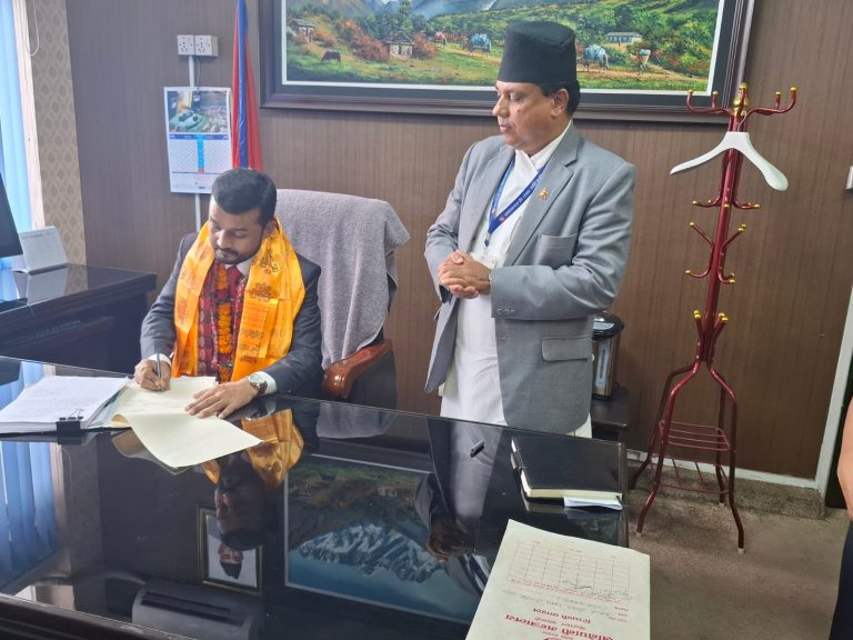 नवनियुक्त खानेपानी मन्त्री यादवले गरे पदभार ग्रहण