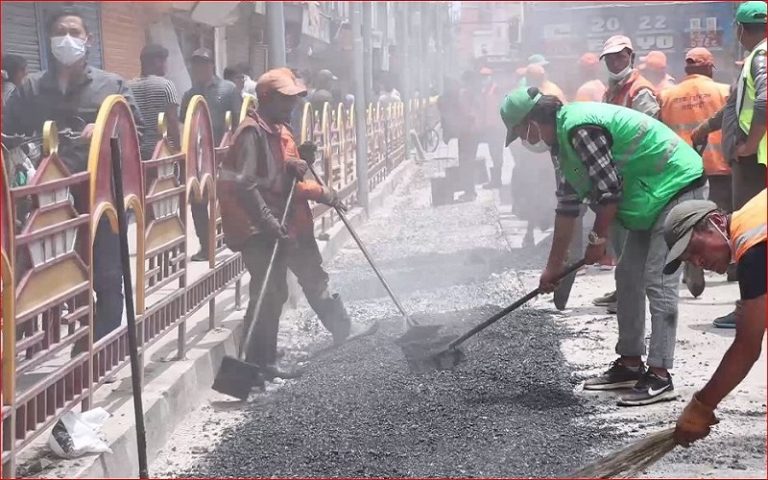 आदालतले बाटो खोलिदिएसँगै काठमाण्डौ महानगरले न्युरोडको सडक भत्काउन थाल्यो