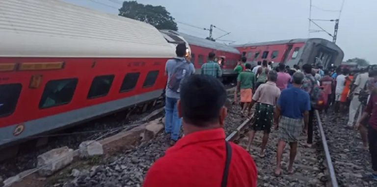 भारतको झारखण्डमा रेलका १० डिब्बा लिकबाट उछिट्टिए