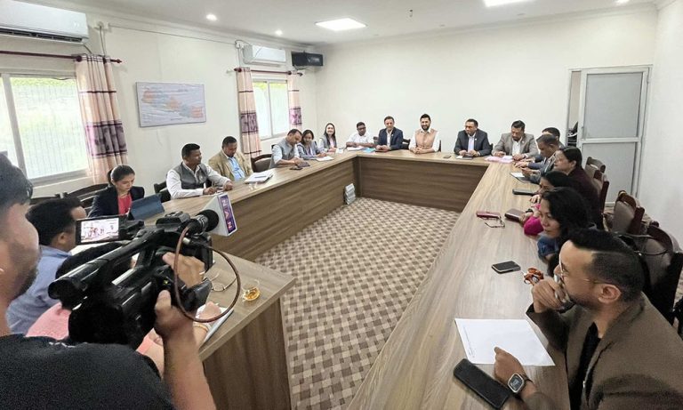 रास्वपाले प्रधानमन्त्रीलाई विश्वासको मत नदिने, विपक्षमा भोट हाल्न ह्वीप