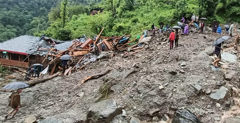 भारतको हिमाचलमा भिषण बाढी पहिरोमा परि ५० जना बेपत्ता