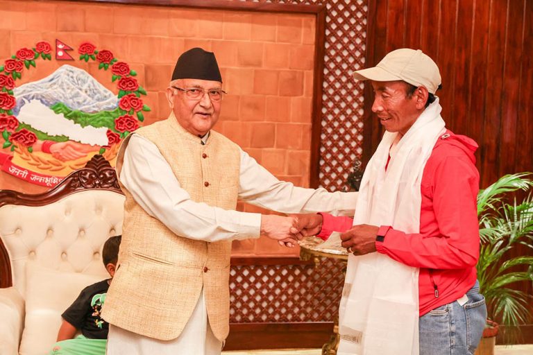 प्रधानमन्त्री ओलीलाई भेटे प्रकाश