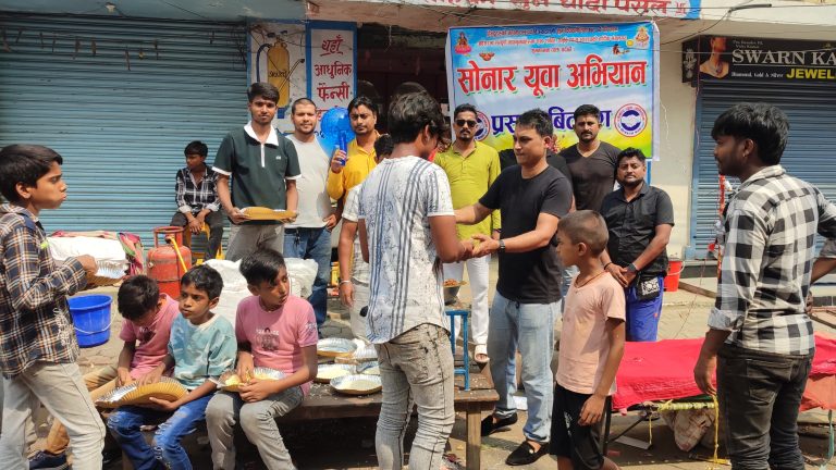सोनार युवा अभियानद्वारा वीरगन्ज मेलामा प्रसाद वितरण