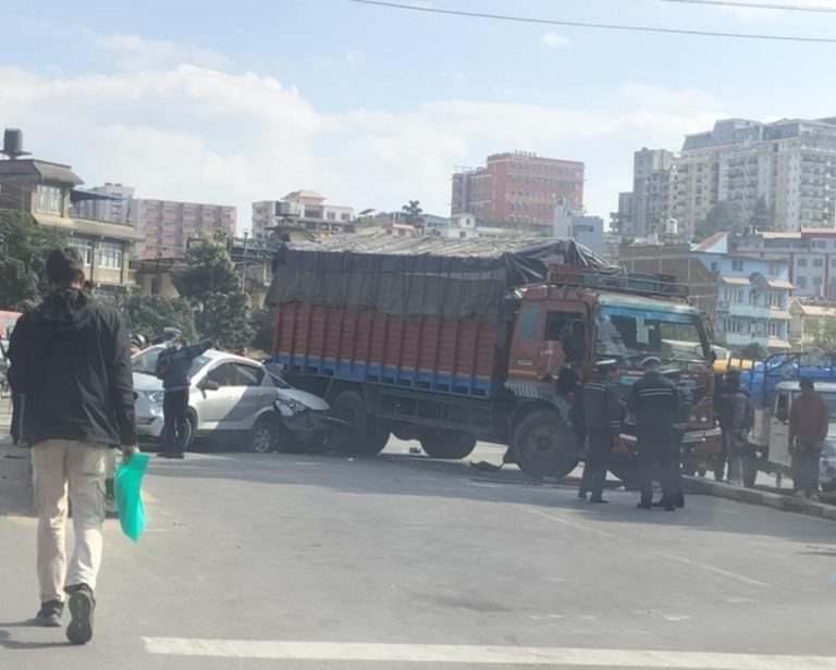 भारतीय ट्रकले दियो चार वटा सवारीसाधनलाई ठक्कर