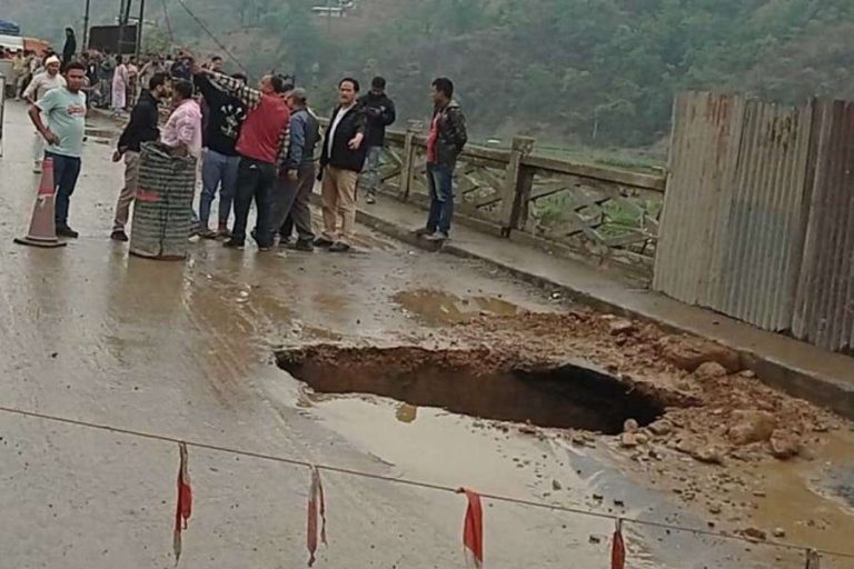 पुलमा भ्वाङ परेपछि विमानस्थल जोड्ने सडक अवरुद्ध