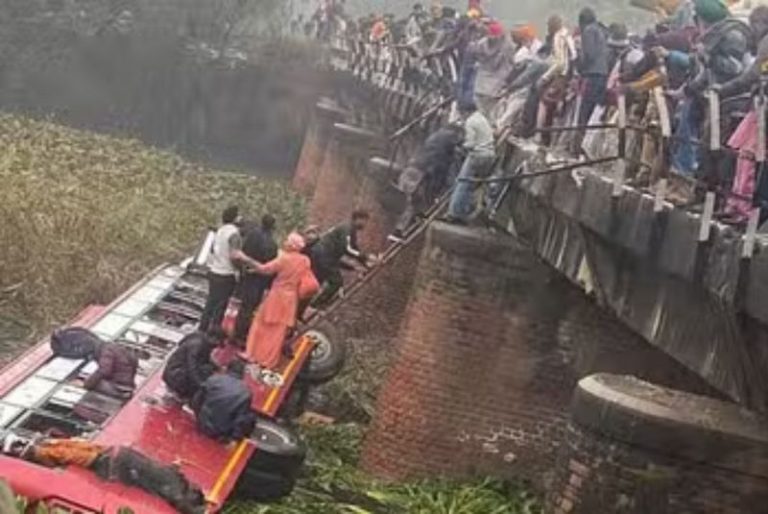 पुलबाट बस चिप्लिँदा आठजनाको मृत्यु