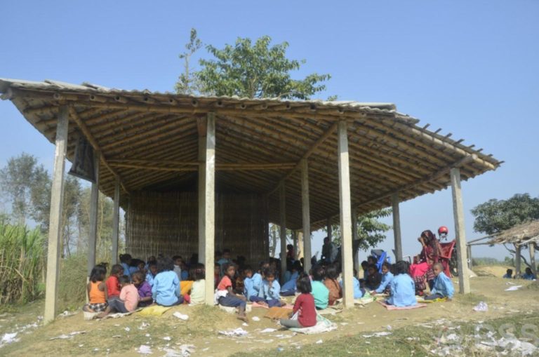 बोरा बिछ्याएर पढिरहेका विद्यार्थी र सात वर्षदेखि तलब नपाएका एक शिक्षक…