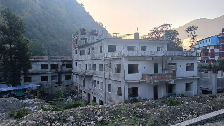 ८ वर्षमा पनि बनेन बेनी अस्पतालको भवन