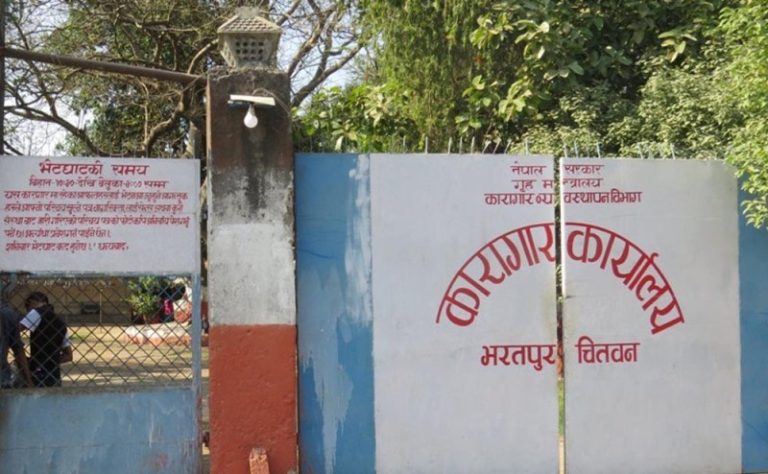 कारागारका कैदीबन्दीले गलैँचा र मुढा बुनेर कमाउँछन् मासिक सात देखि १५ हजार