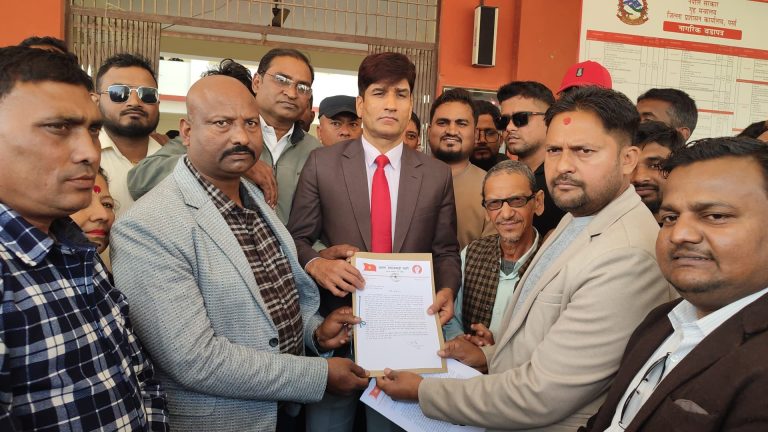 संघीय मन्त्रीलाई बदानम गर्न खोज्नेलाई कारबाही गर्न माग गर्दै प्रजिअलाई ज्ञापन पत्र