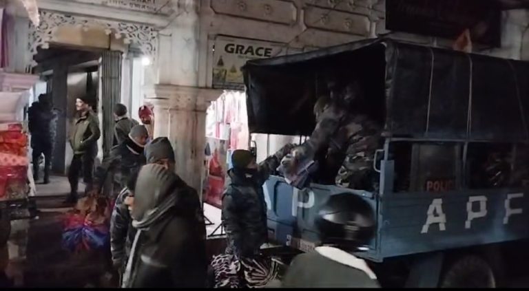 ५ लाख बराबरका भन्सार छलिएका कपडाहरू बरामद