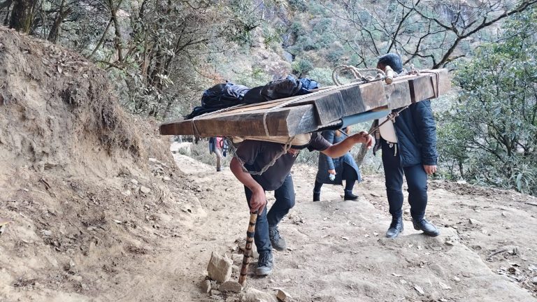 …अप्ठ्यारो बाटो छिचोल्दै बोकिरहेछन् सय किलोसम्मका भारी