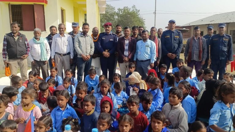 पकहाँमैनपुरको एक बिध्यालयमा स्विटर, टोपी र ट्रेक सुट बितरण