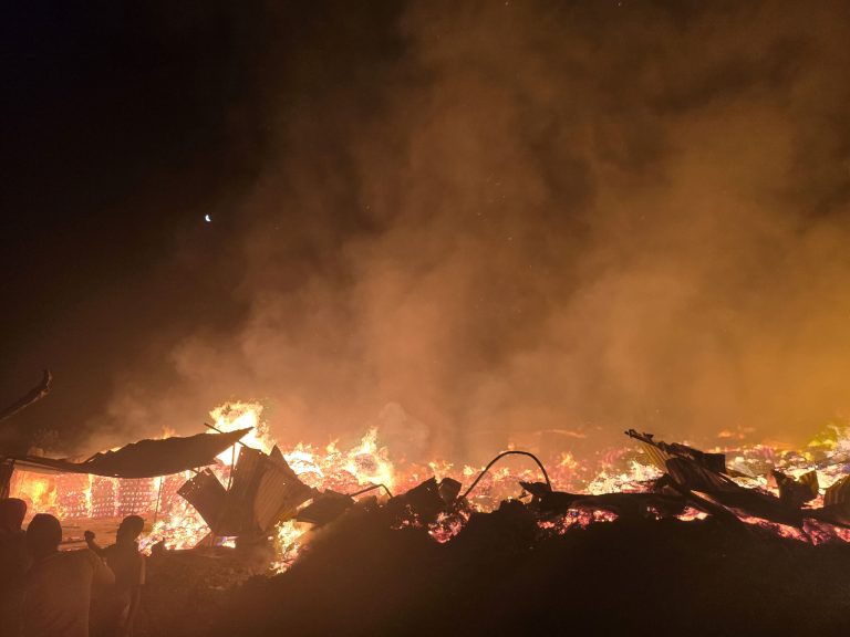 प्लाई उद्योगमा आगगाली हुँदा करोडौँको क्षति, ३० घर जोखिममा