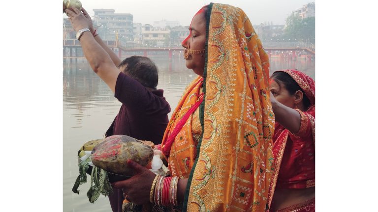 उदाउँदै गरेको सूर्यलाई अर्घ दिएसँगै चैती छठ सम्पन्न