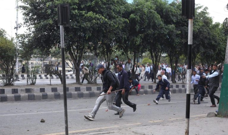 आन्दोलनरत शिक्षक आन्दोलनमा पत्रकार पनि घाइते