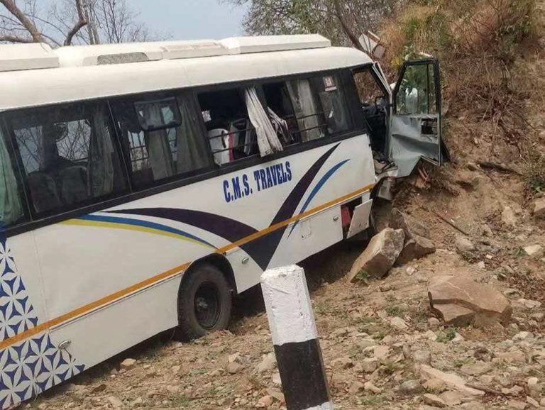 भारतीय पर्यटक पोखरा घुम्न आउँदा बस दुर्घटना, २१ जना घाइते