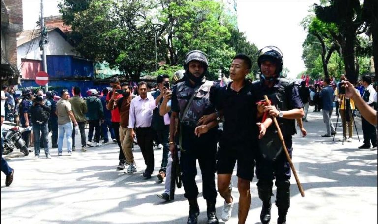 राजावादीहरूको प्रदर्शनमा घुसपैठ भएको भन्दै एक जना पक्राउ