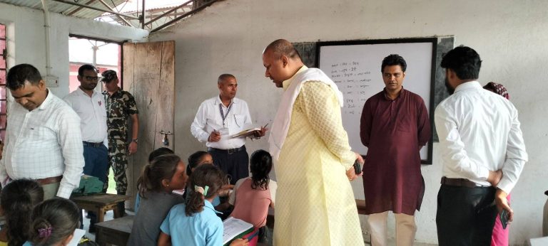 सामुदायिक विद्यालयमा मुख्यमन्त्री सिँहको अनुगमन
