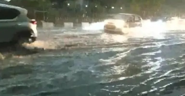 दिल्लीमा भीषण हुरी र वर्षा: सडक जलमग्न