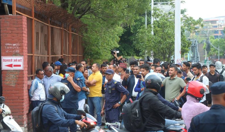रविको निवेदनमा आदेश आउँदै, सर्वोच्चबाहिर समर्थकको भीड