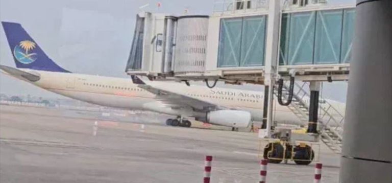 भारतमा २५० हज यात्री बोकेको विमान ठुलो दुर्घटनाबाट बच्यो