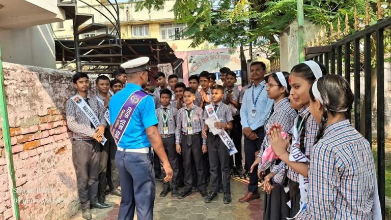 ब्राइट पब्लिक स्कूलका विद्यार्थीहरूद्वारा ट्राफिक नियम पालनाको सन्देश