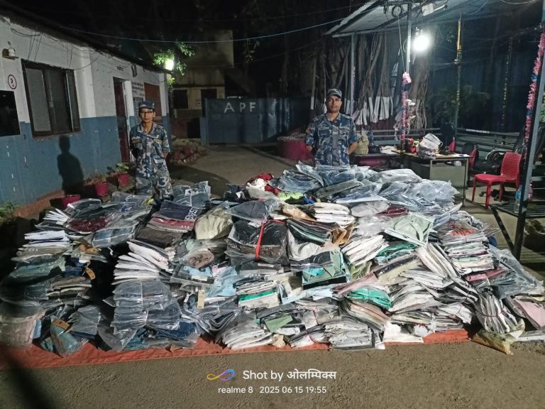 सशस्त्र प्रहरीद्वारा रु २२ लाख बढीको कपडा बरामद, भन्सार दाखिला