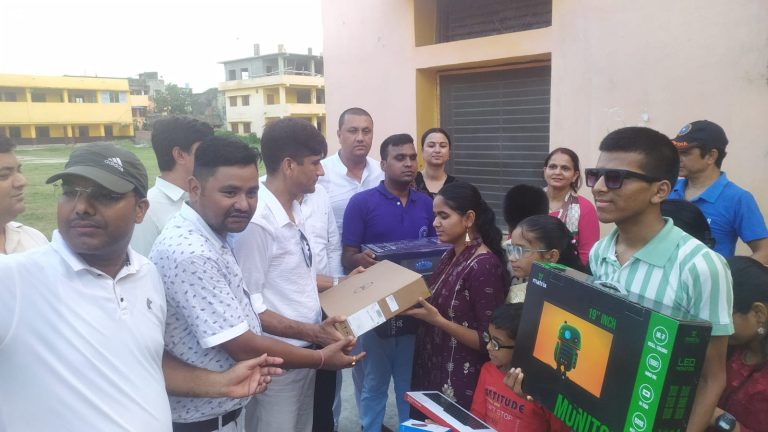 त्रिजुद्ध स्कुलस्थित दृष्टिविहीन छात्रावासमा एनआई कलेजद्वारा ल्यापटप सेट सहयोग