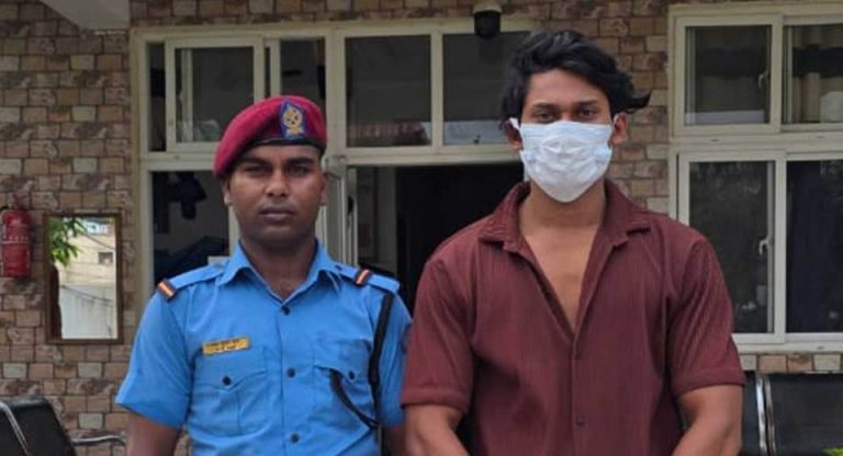 सिमराबाट १३ लाख रुपैयाँसहित वीरगन्जका एक युवक पक्राउ, हुण्डी कारोबारको आशंका