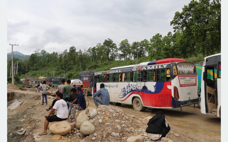 बुटवल-नारायणगढ सडक पूर्णरूपमा अवरुद्ध