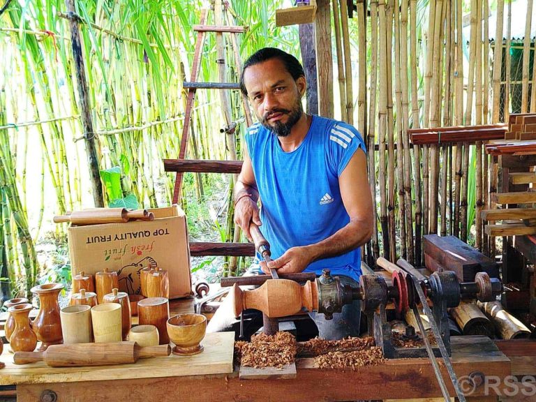युट्युबबाट सिकेर काष्ठकलाको कर्ममा खटिएका भक्तबहादुर