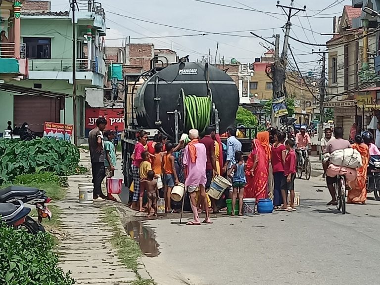 वीरगंजमा पानी संकट समाधानका लागि महानगरको पहल, ट्याङ्की र ट्याङ्करमार्फत आपूर्ति सुरु