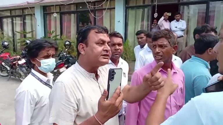 रक्सीको मातमा स्वास्थ्य अधिकृत ठाकुरले गरे पत्रकारमाथि दुर्व्यवहार, प्रहरीमा जाहेरी