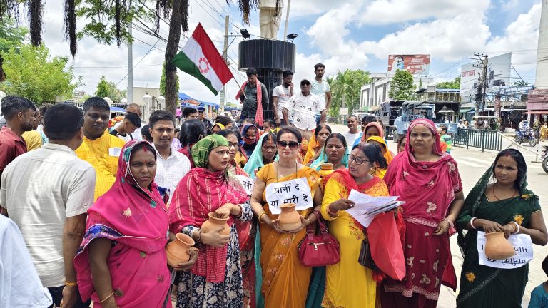 जल संकटको विरुद्ध वीरगन्जमा ‘जल सत्याग्रह’ : खाली घैटो र बाल्टिनसहित सडकमा महिलाहरू