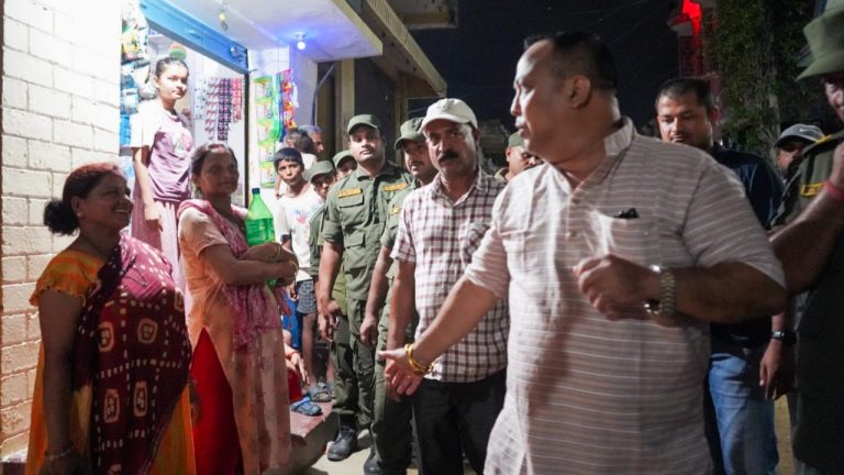 वीरगन्जमा पानी संकट गहिरिँदै, मेयर सिंह राति टोल-टोलमा पुग्दै समस्या बुझ्दै