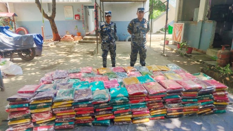 सशस्त्र प्रहरीद्वारा करिब ९.५ लाख रुपैयाँ बराबरको अवैध सामान बरामद