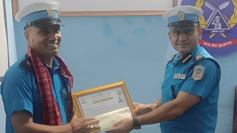 ‘महिनाको उत्कृष्ट ट्राफिक प्रहरी’ अवार्डबाट लोकराज भट्ट सम्मानित