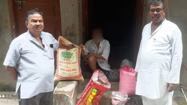 अपाङ्ग अवस्थाका श्रेष्ठलाई उपकार सेवा नेपालको खाद्यान्न सहयोग