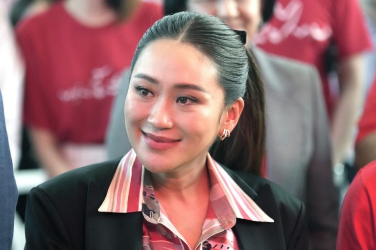 थाइल्याण्डकी प्रधानमन्त्री सिनावात्रा निलम्बित