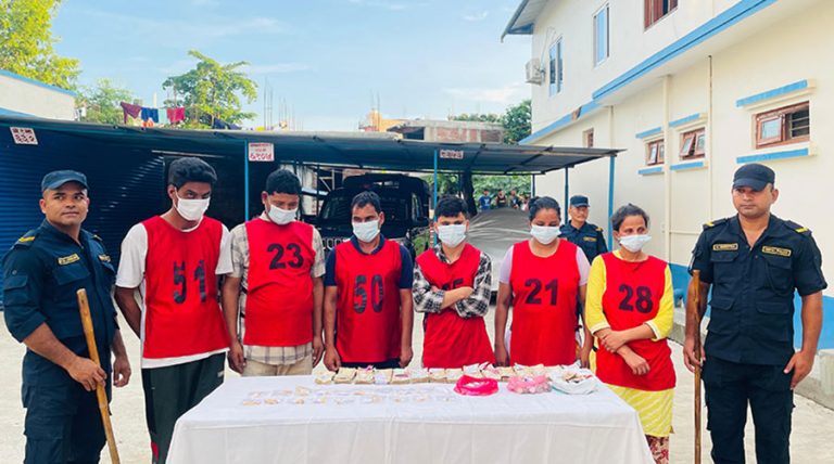 भारतबाट चोरी गरेर ल्याएको सुनका गरगहना र नगदसहित छ जना होटेलबाट पक्राउ