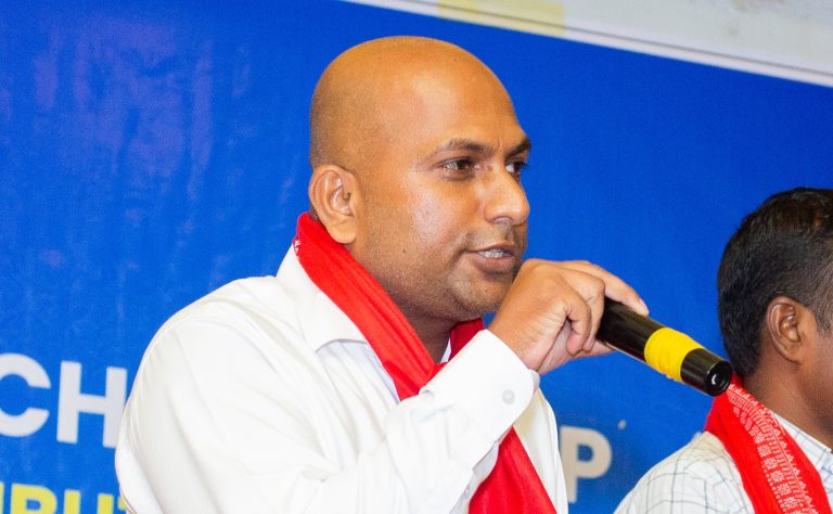 सार्वजनिक तलबमा निजी स्कुलको प्रचार : वीरगञ्जका शिक्षक लक्ष्मण यादवको व्यवहारप्रति नगर प्रमुख आक्रोशित