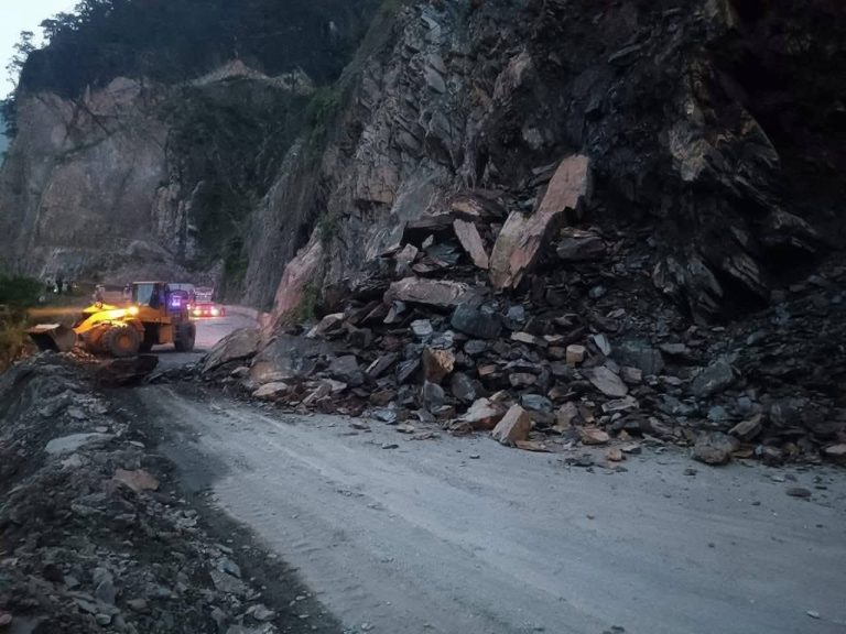 सुख्खा पहिरोले नारायणगढ-मुग्लिन सडकखण्ड अबरुद्ध