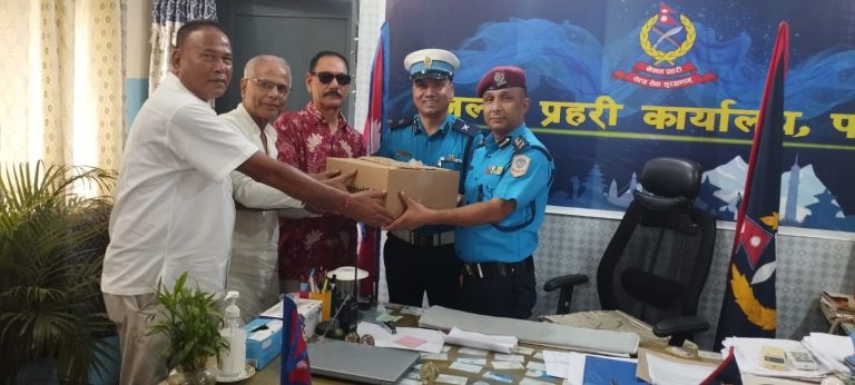 नेपाल नेत्रज्योति संघ पर्साद्वारा प्रहरीलाई सनग्लास सहयोग