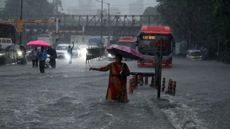 मुम्बईमा भारी वर्षापछि रेड अलर्ट जारी, स्कूल र कलेजहरू बन्द